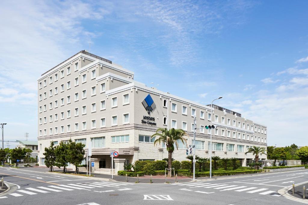 浦安MYSTAYS 新浦安（会议中心）酒店的一条有路的街道上白色的大建筑