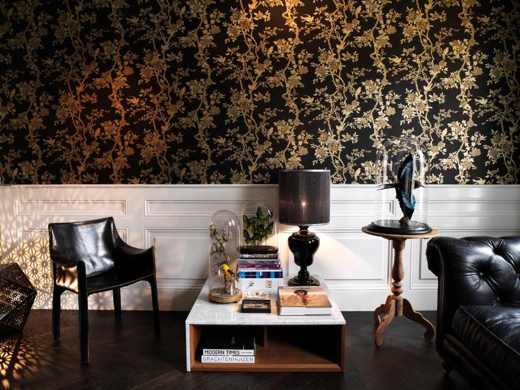 阿姆斯特丹City B&B Villa Nicola的客厅配有沙发和桌子