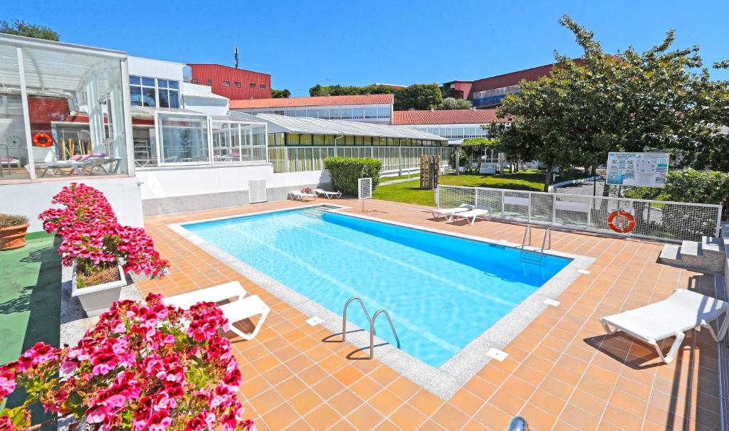 Teo康格苏Spa酒店的一座游泳池位于一座建筑旁的庭院内