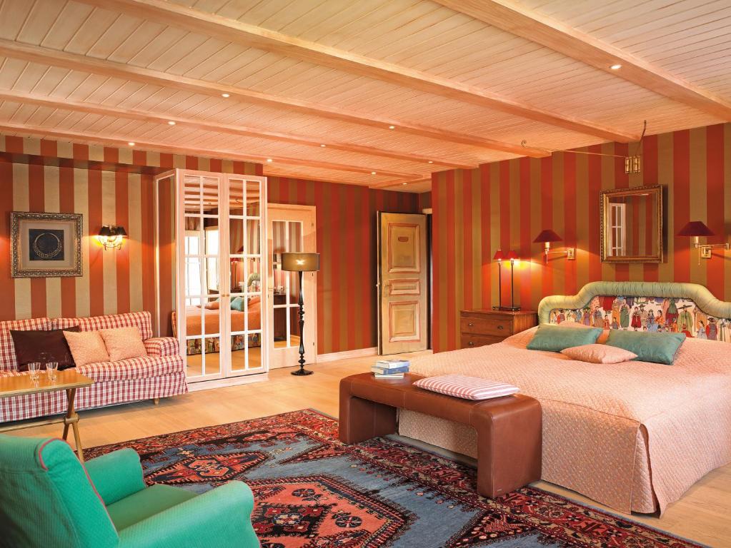 祖尔斯雪绒花酒店的一间卧室设有一张床和一间客厅。