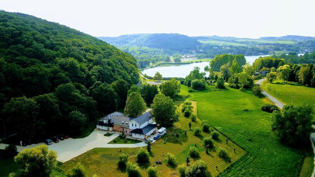 欧尔菲Varga Villa的享有房子和河流的空中景色