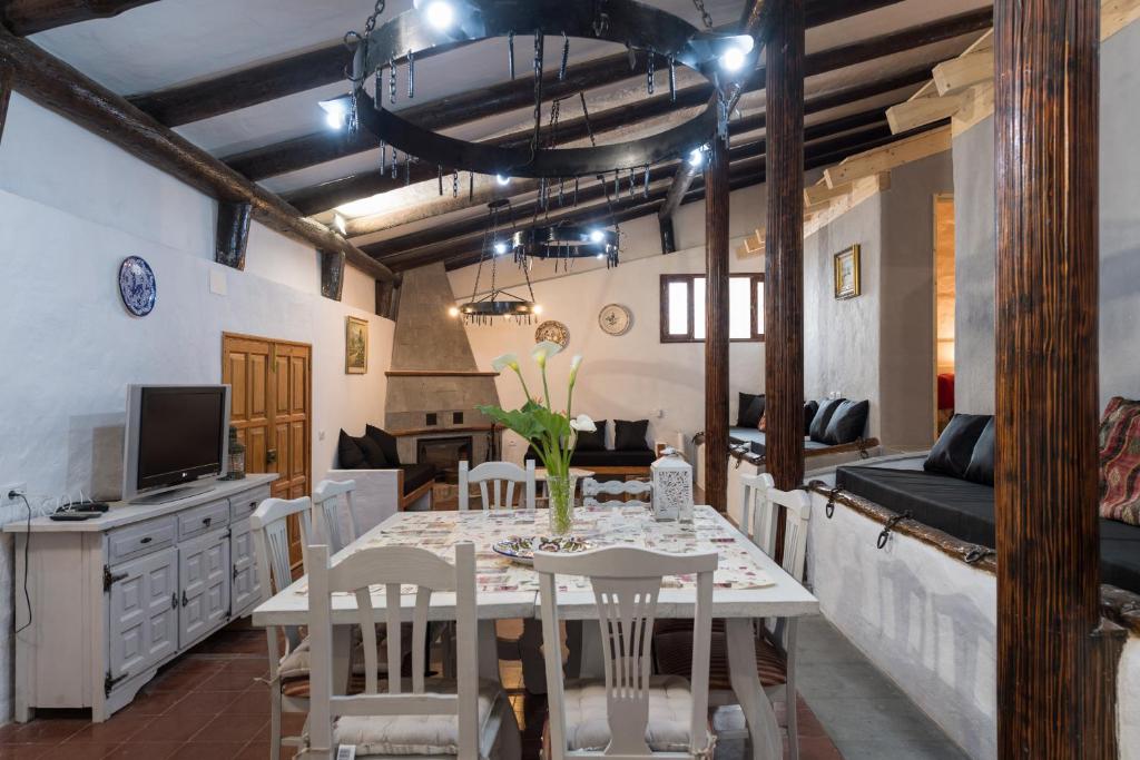 阿鲁卡斯Casa el Refugio de Arucas的一间带桌椅和沙发的用餐室