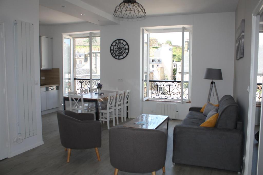 格朗维尔L'ALBATROS的客厅配有沙发和桌子