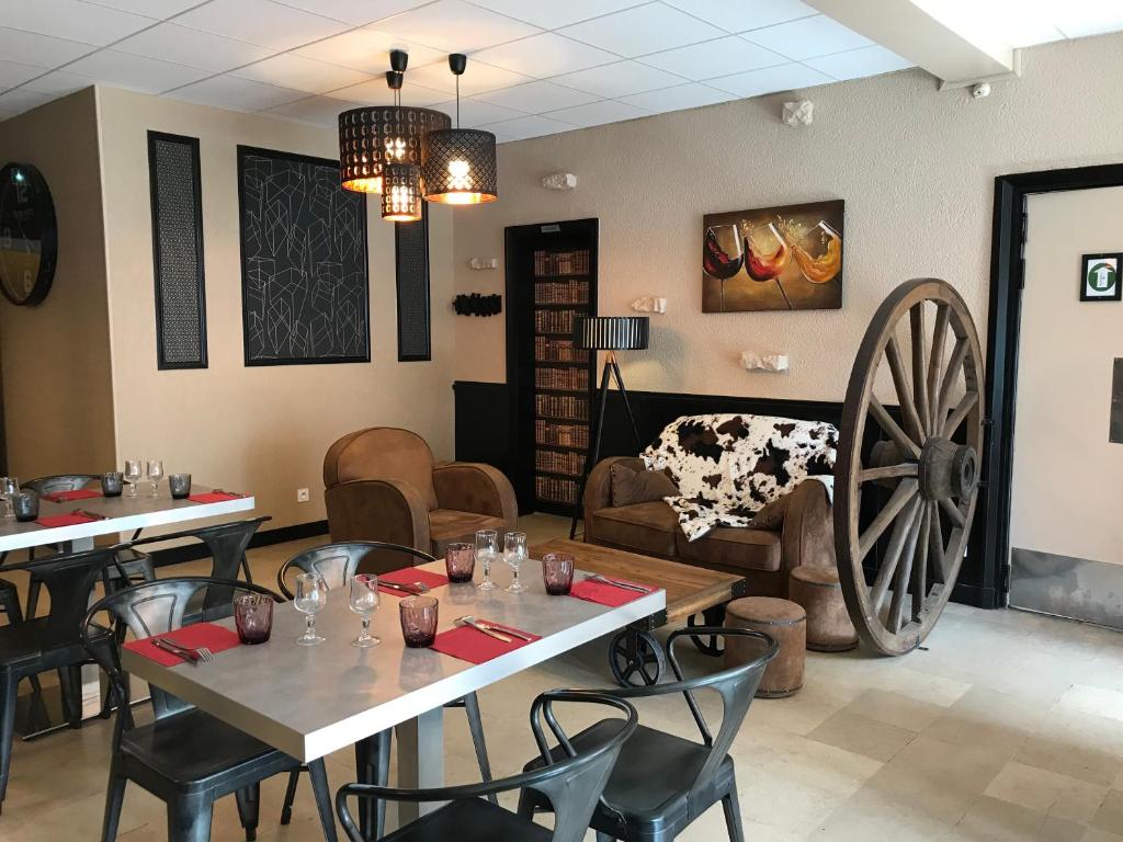 托内尔杜森特酒店 - 雷普提特美食餐厅的一间带桌子和大轮子的餐厅
