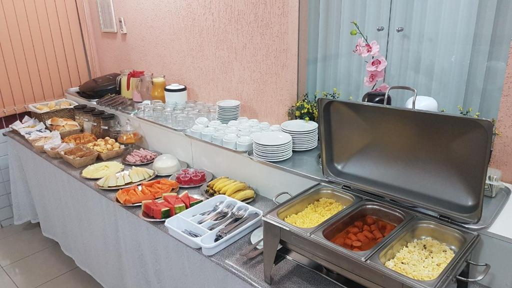 Sobradinho阿尔维马尔酒店的包含多种不同食物的自助餐
