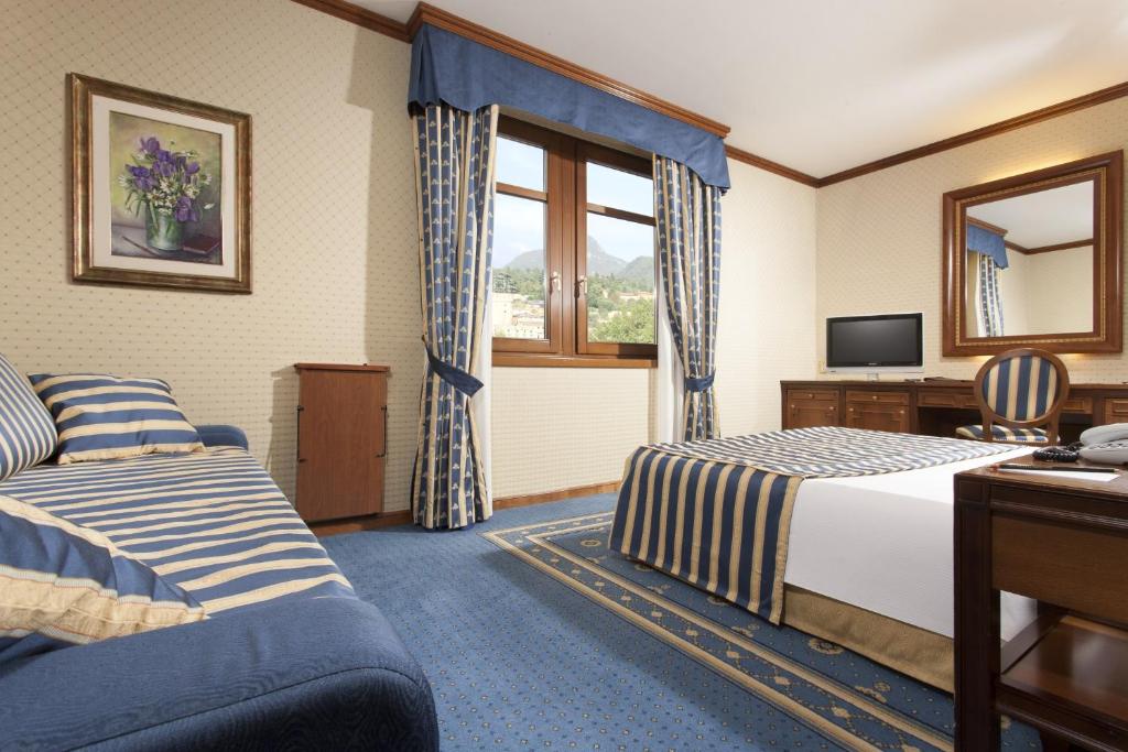 特伦托特兰托大酒店的酒店客房设有两张床和窗户。