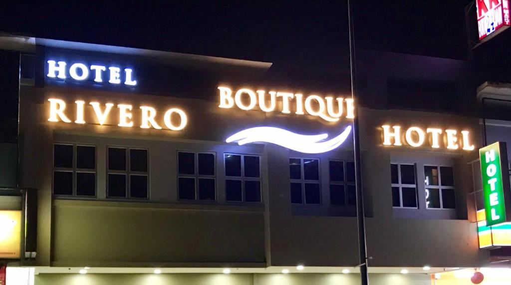 芙蓉RIVERO BOUTIQUE HOTEL Seremban 2的楼边有 ⁇ 虹灯标志的酒店