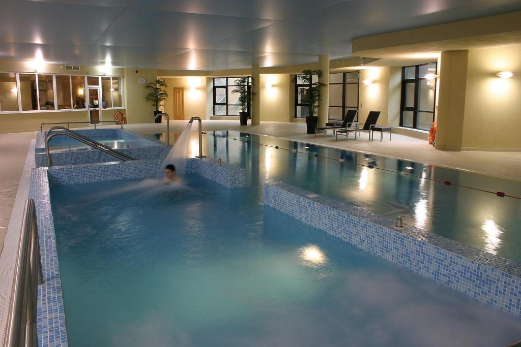 戈里安博温泉酒店的水中人的大型游泳池
