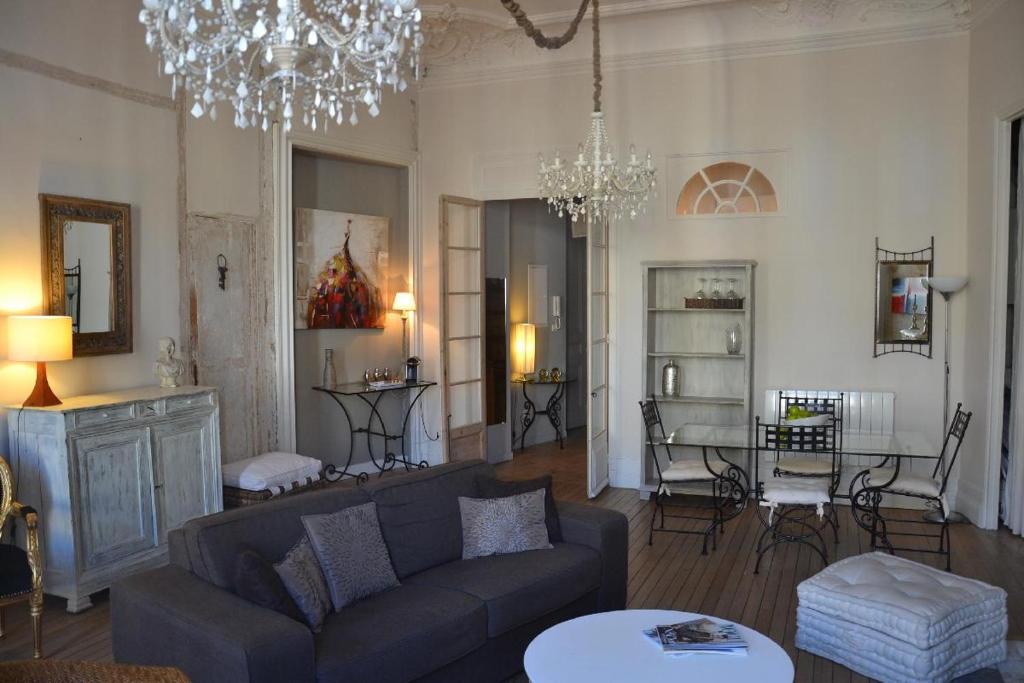 波尔多Burdigala Homes - Appart Duffour Dubergier的客厅配有沙发和桌子