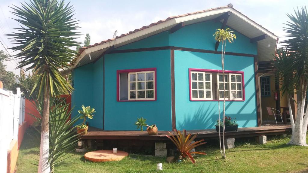 弗洛里亚诺波利斯BANGALÔ NATUREZA的前面有长凳的蓝色房子