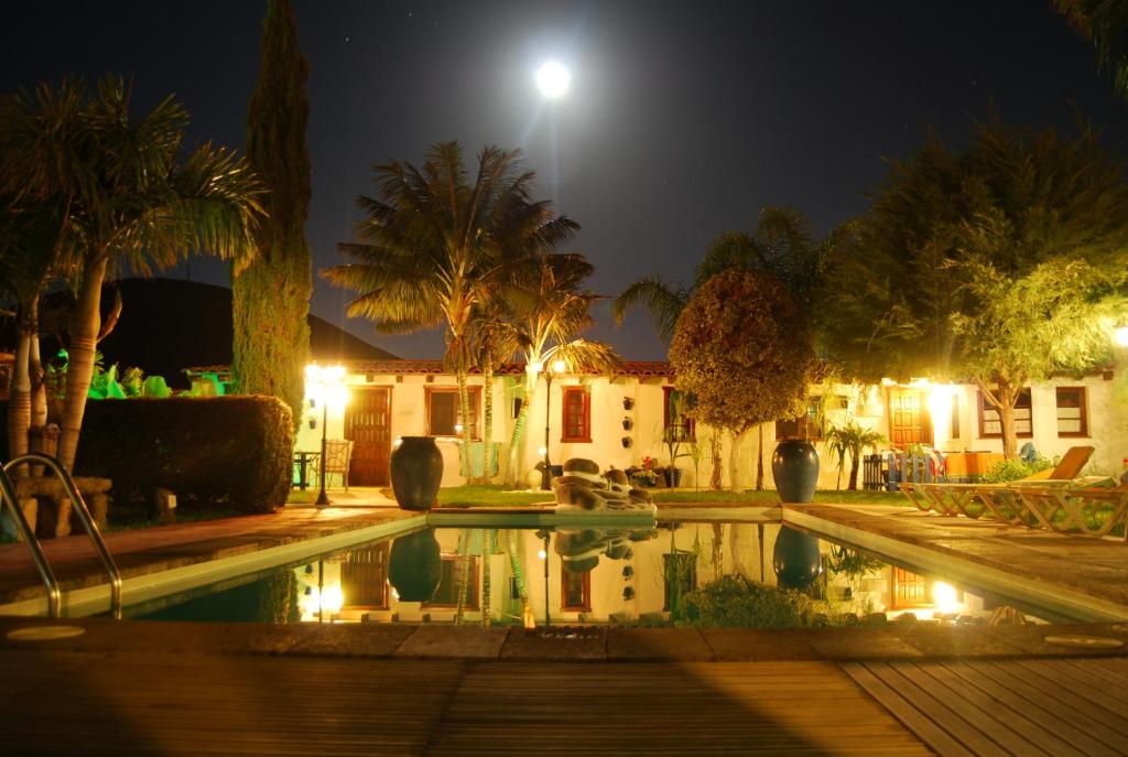 布埃纳维斯塔德尔诺尔特阿罗加弥陀萨尔瓦多特哈酒店的一座晚上设有游泳池的房子