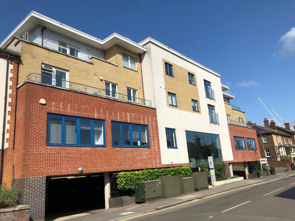 吉尔福德Blue Sky Apartments@ Abbots Yard, Guildford的城市街道上一座大型砖砌建筑