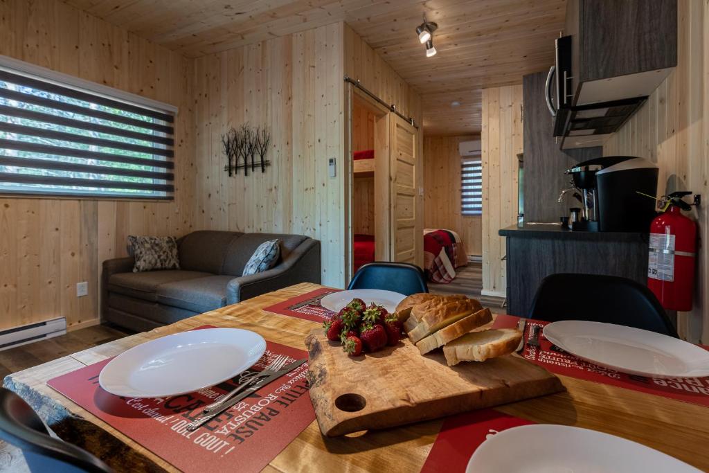 卡拉凯特科利博瑞汽车旅馆和露营的一张木桌,上面有面包