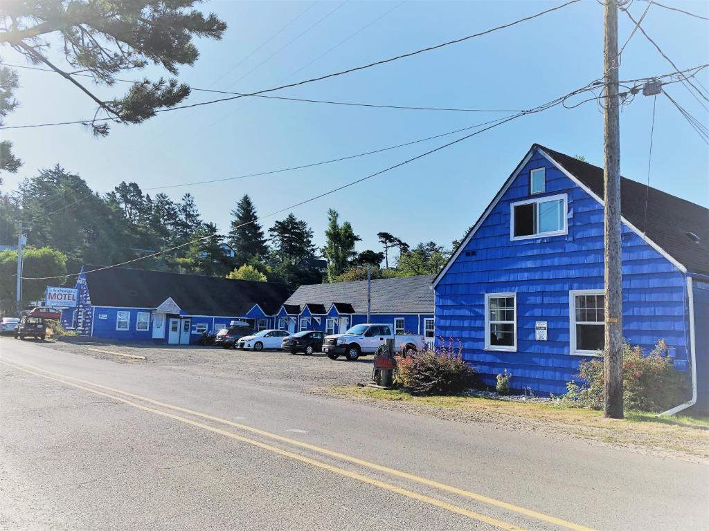 太平洋城The Anchorage Motel的街道边的蓝色房子