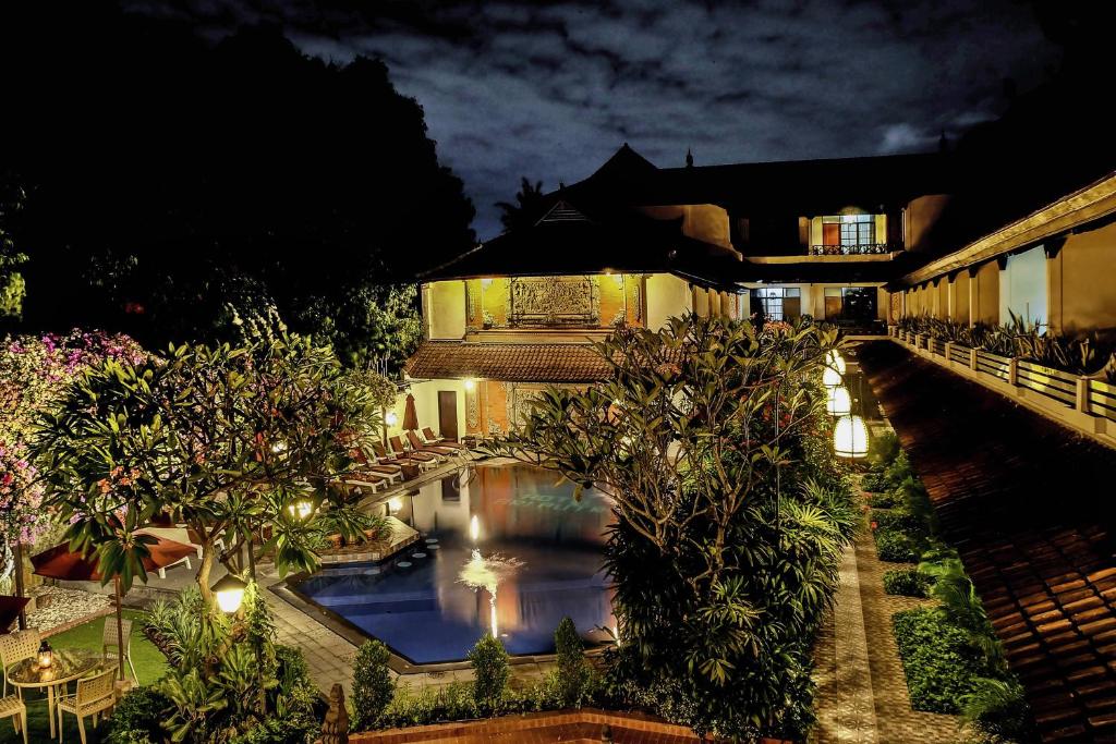 沙努尔阿里布德立酒店的享有带游泳池的别墅的顶部景致