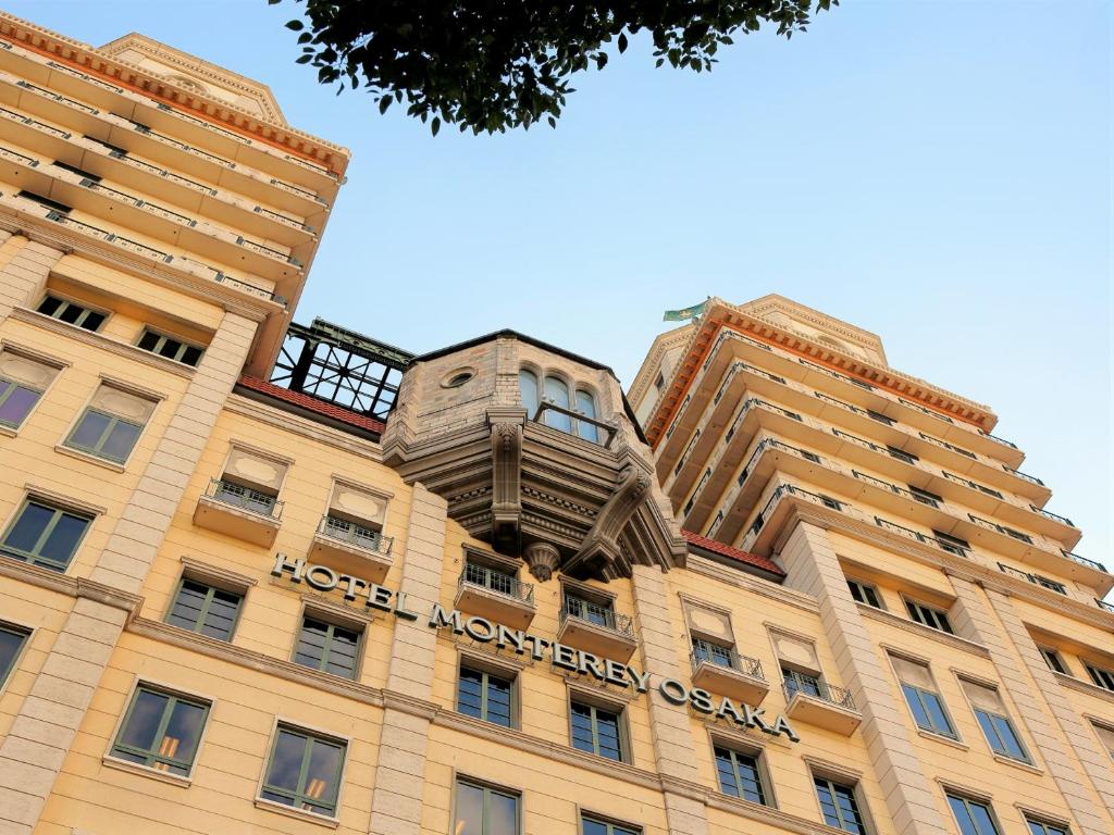 大阪大阪蒙特利酒店的一座建筑的顶部有钟