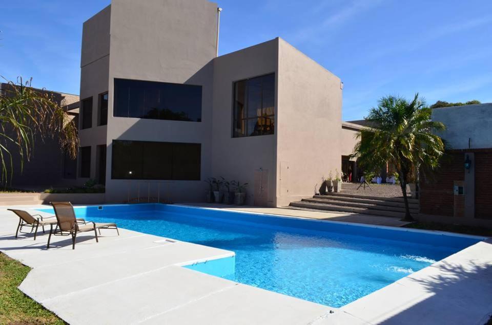 贝拉维斯塔圣伊内斯贝拉维斯特酒店 的房屋前有游泳池的房子