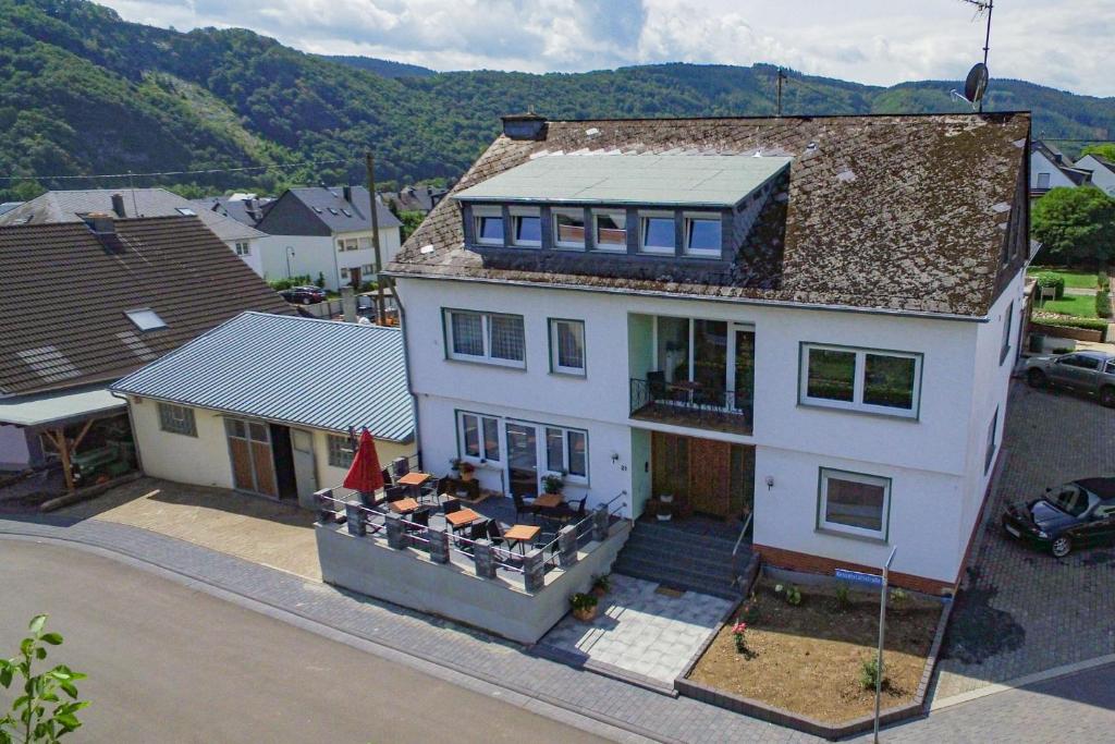 克罗夫Weingut Gerd Müllers的享有白色房屋的顶部景色,设有阳台