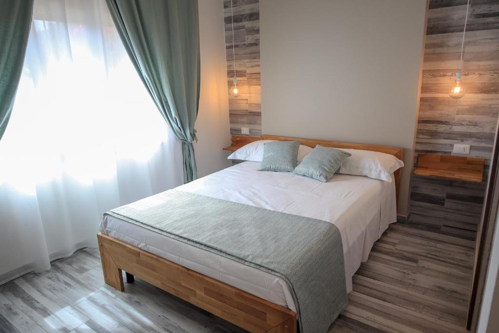 夸尔图-圣埃莱娜Vittoria Rooms的一间卧室设有一张大床和窗户