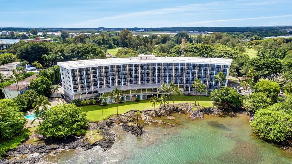 希洛Castle Hilo Hawaiian Hotel的海滩上一座大建筑的顶部景色