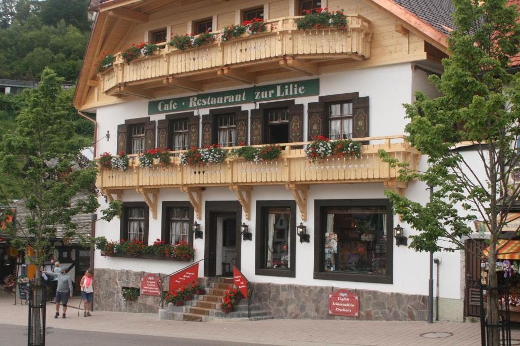 特里贝格Gästehaus Zur Lilie的一座建筑,上面标有读咖啡馆餐厅的小字