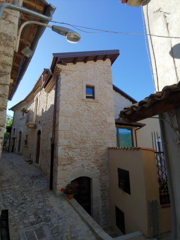 Fagnano AltoCastello di Fagnano -Albergo Diffuso & SPA的古老的石头建筑的小巷