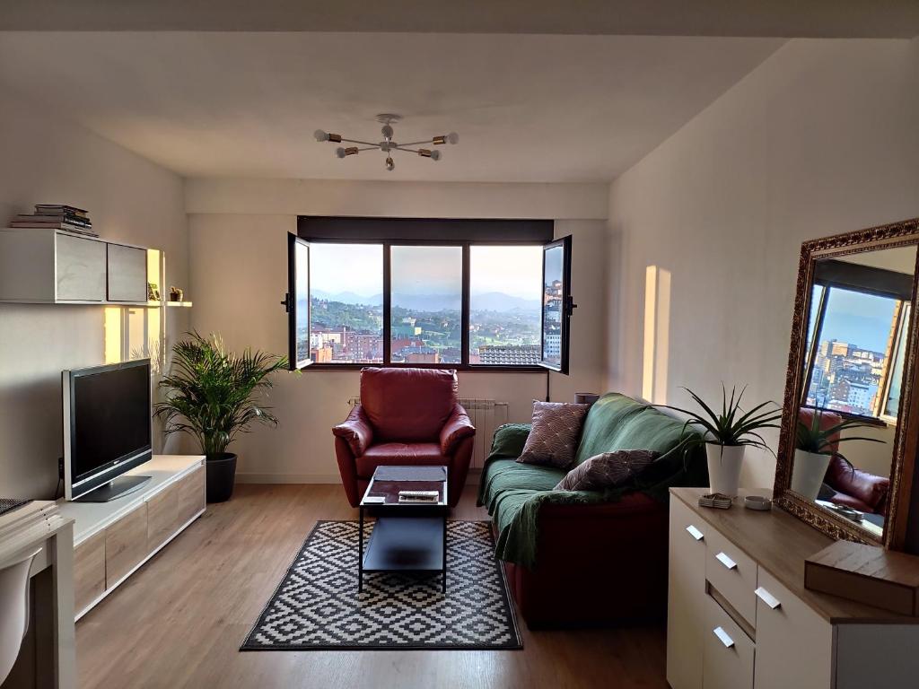 奥维多Apartamento LOS VEGA- parking privado的带沙发和电视的客厅