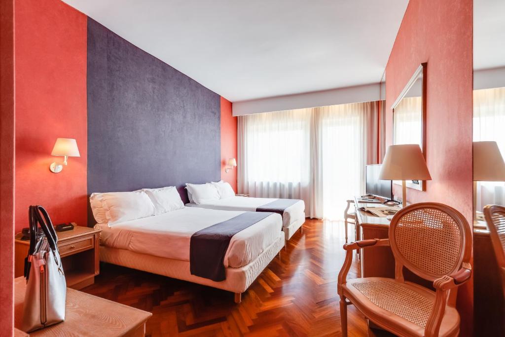 那不勒斯卡波迪蒙特文化别墅酒店的配有一张床和一把椅子的酒店客房