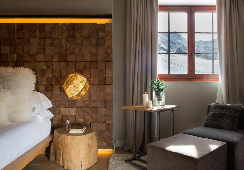 格劳罗伊格安道尔格劳罗奇精品Spa酒店的卧室配有床、椅子和窗户。
