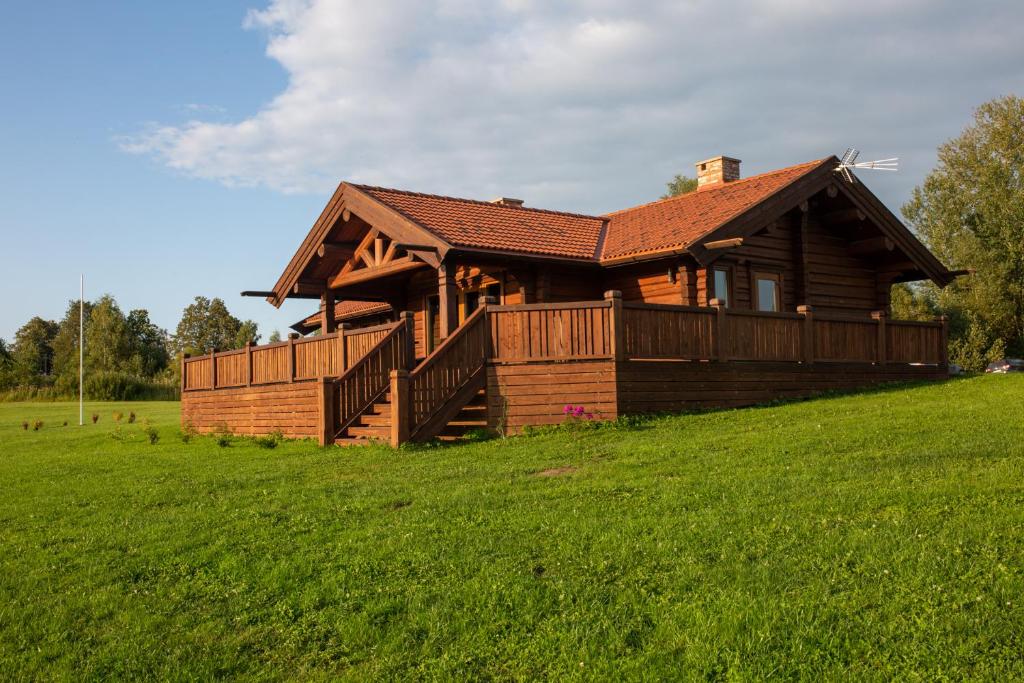 林巴日Trejdekšņi的田野上山丘上的木屋
