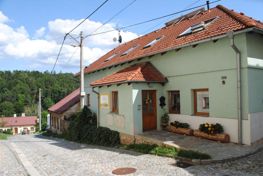 伊赫拉瓦Apartmán Štěpánka的一间白色的小房子,有红色的屋顶