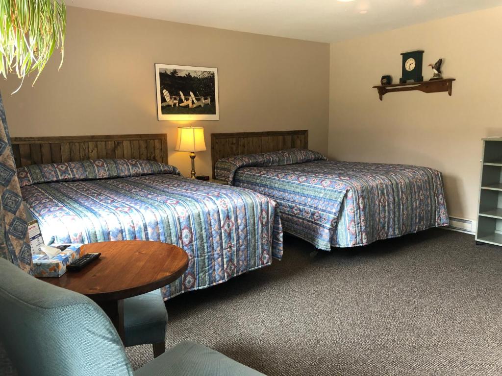 Dwight德怀特村汽车旅馆的酒店客房设有两张床和一张桌子。