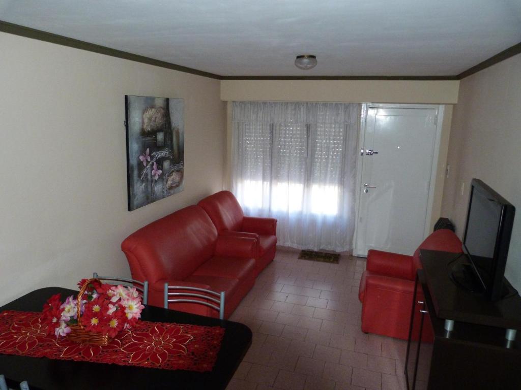 坦迪尔Departamento Maru的客厅配有红色沙发和电视