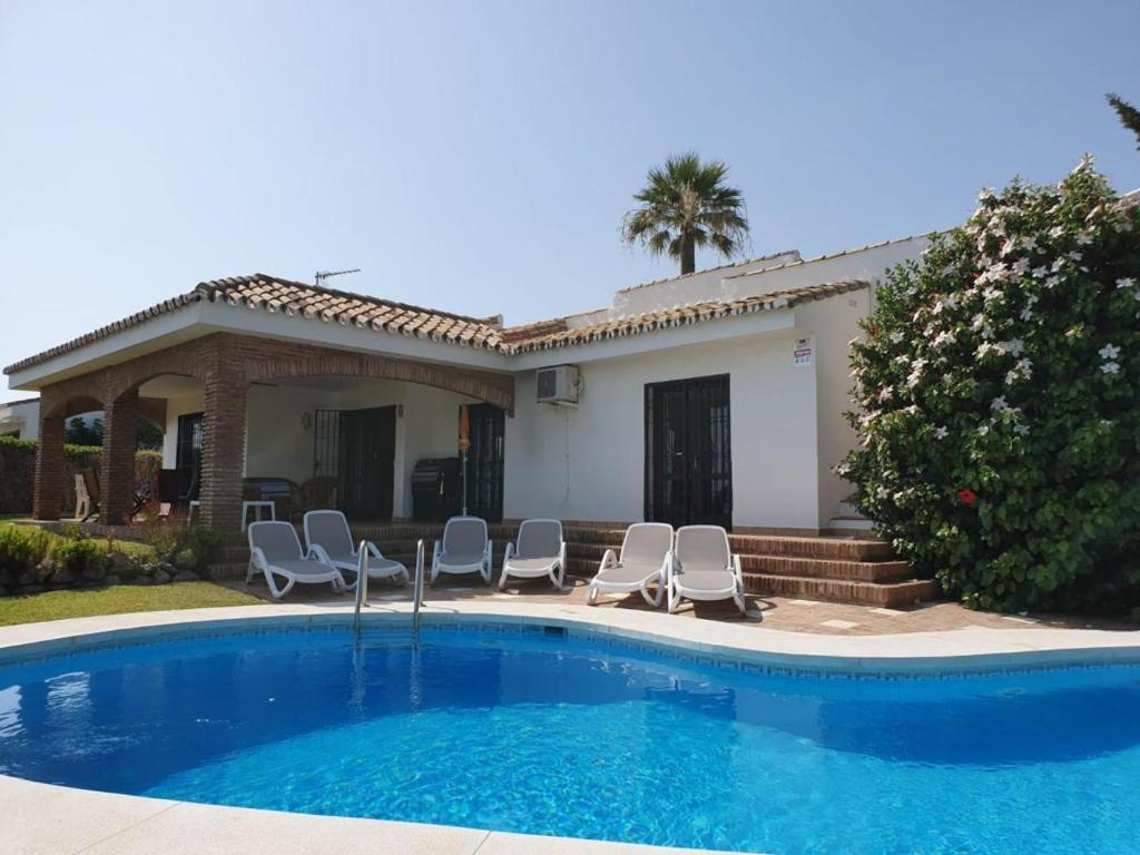 米哈斯Sea view villa with pool, near beach in Calahonda, Marbella area的别墅前设有游泳池