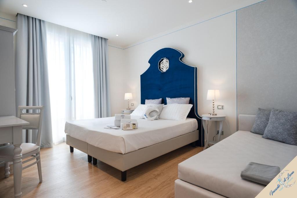 西尔米奥奈Incanto di Luna Hotel的酒店客房,配有床和沙发