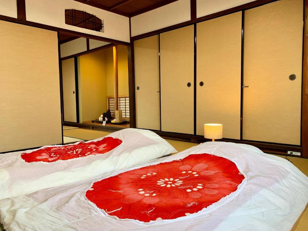 泉佐野Izumisano - House / Vacation STAY 10866的配有镜子的大客房内的两张床