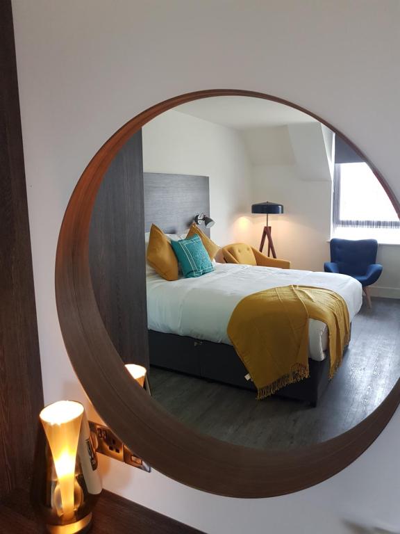 丁格尔Base Dingle的一间卧室配有一张带大镜子的床