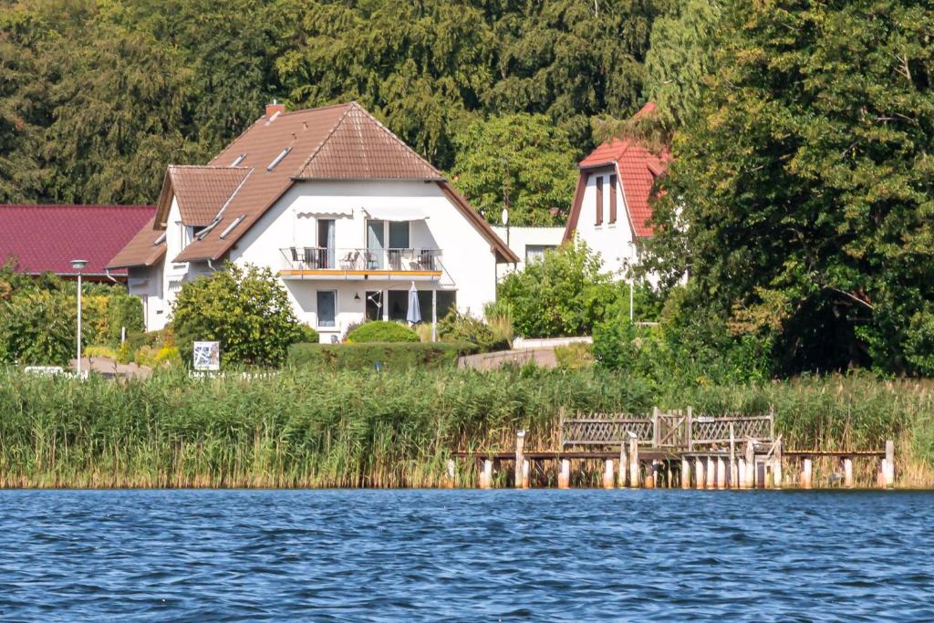 马尔肖Strandhaus Malchow的湖畔房子