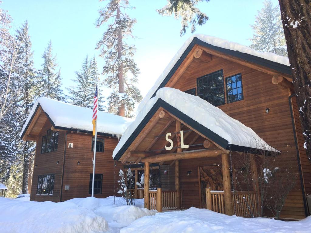 Camp ShermanThe Suttle Lodge & Boathouse的雪地小木屋,带旗帜