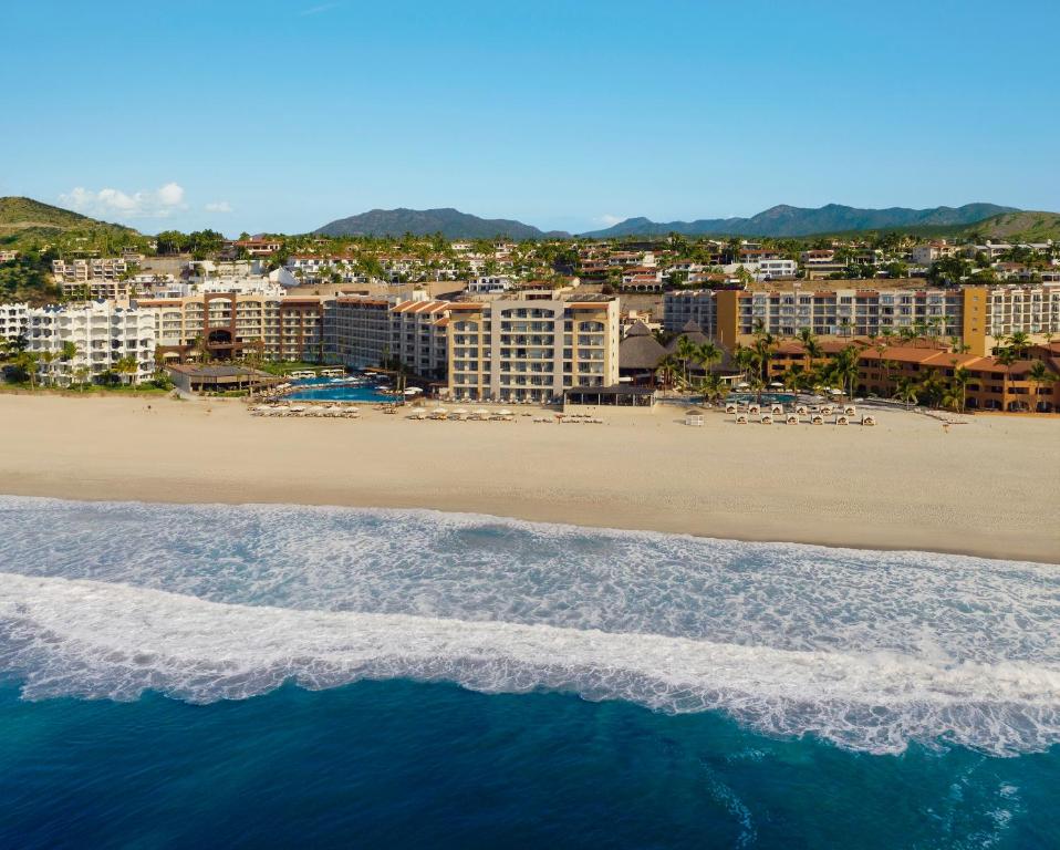 圣何塞德尔卡沃Krystal Grand Los Cabos - All Inclusive的享有海滩空中美景,设有建筑