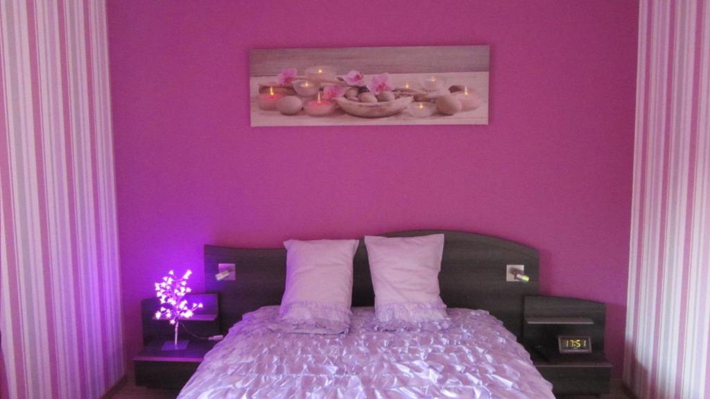 CholoyLes Glycines的紫色卧室,配有一张紫色墙壁床