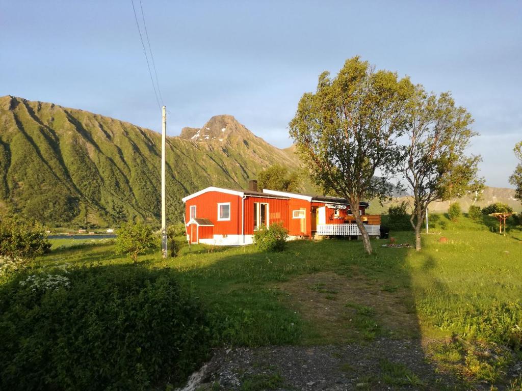 LaukvikMidnattsolveien 3158,Sommarhusstrand的山地中的红色房子
