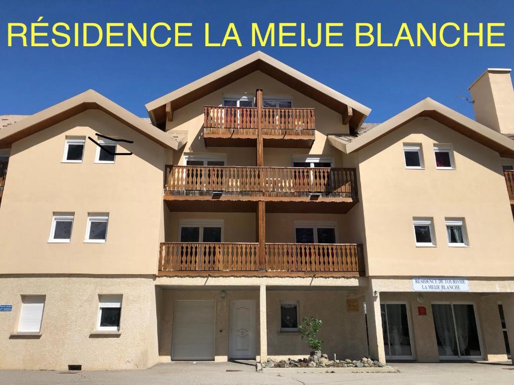 Villar-dʼArèneLA MEIJE BLANCHE "RESIDENCE DE TOURISME 2 étoiles"的带阳台的大房子