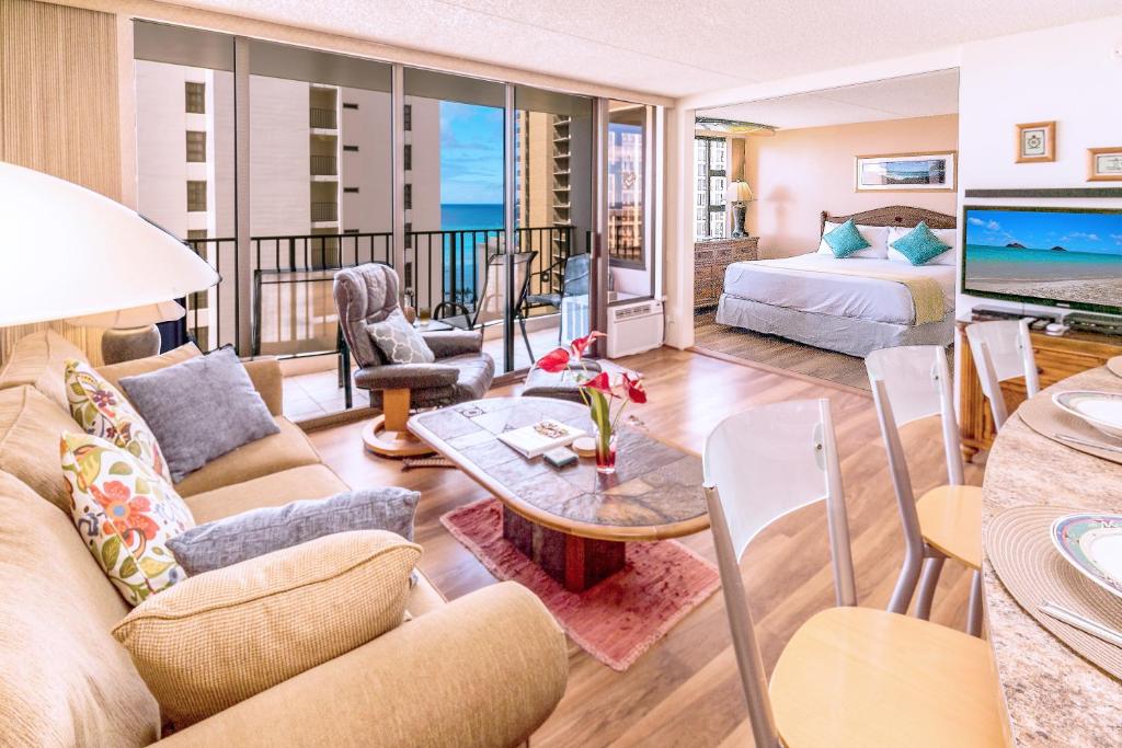 檀香山Tropical Escape, Ocean Views Condo with Parking的客厅配有沙发和桌子