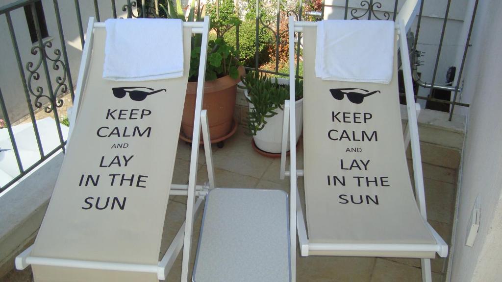 米利纳Sole Mio的一种标志,表示保持平静,躺在太阳下两把椅子旁边