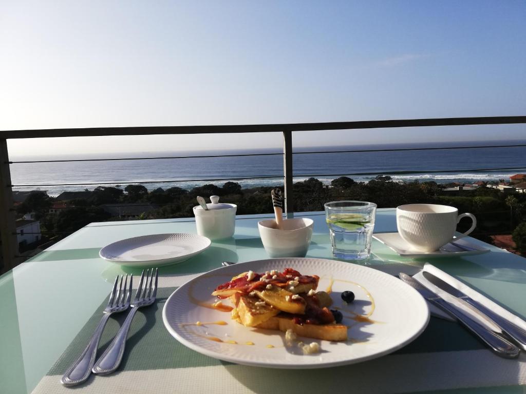 德班Ocean Vista Boutique Guest House的桌子上一盘食物,享有海景