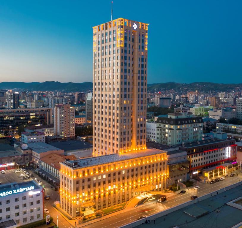乌兰巴托图申贝斯特韦斯特普瑞米尔酒店的城市的一座有灯光的建筑