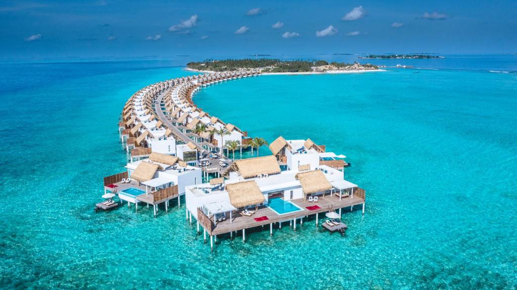 鲁阿环礁Emerald Maldives Resort & Spa-Deluxe All Inclusive的水中拥有度假胜地的岛屿