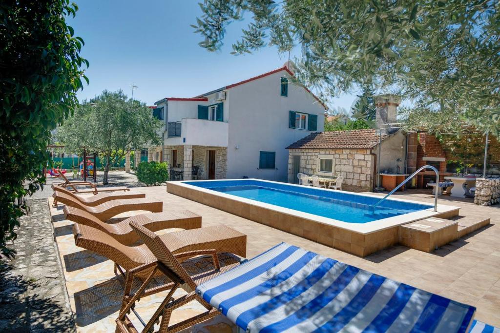 科尔丘拉Villa Ivanka的一个带躺椅的游泳池和一个游泳池