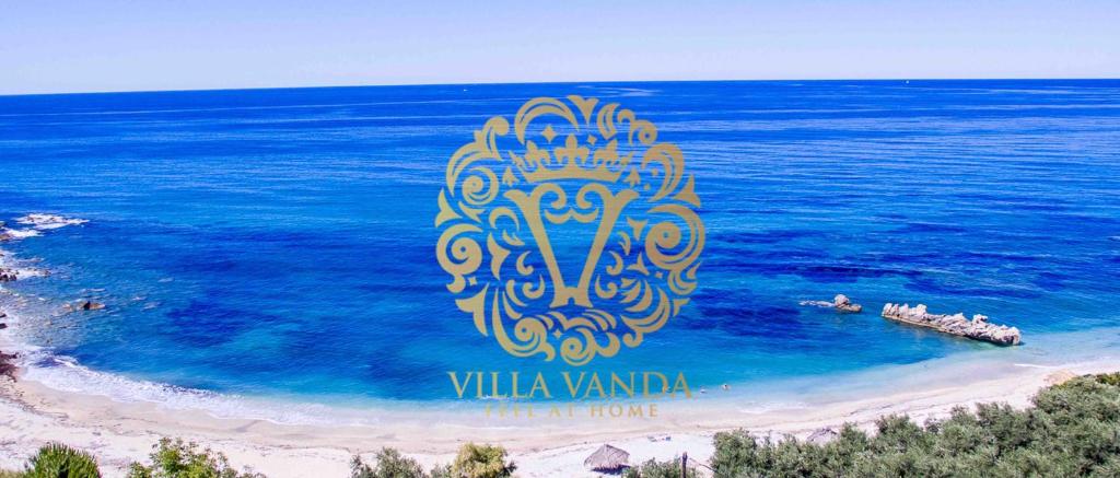 利贾Villa Vanda的海边度假胜地的标志